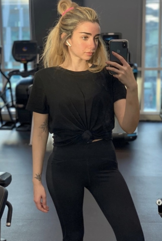  هنا الزاهد في لوك رياضي باللون الأسود