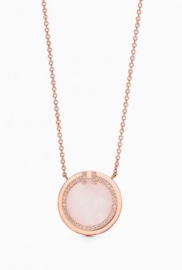 سلسال Tiffany T مصنوع من حجر الاوبال الوردي من Tiffany & Co