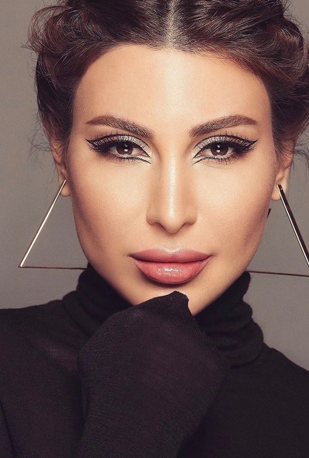  مكياج مشرق مع الايلاينر الرفيع والدائري بأسلوب النجمة يارا