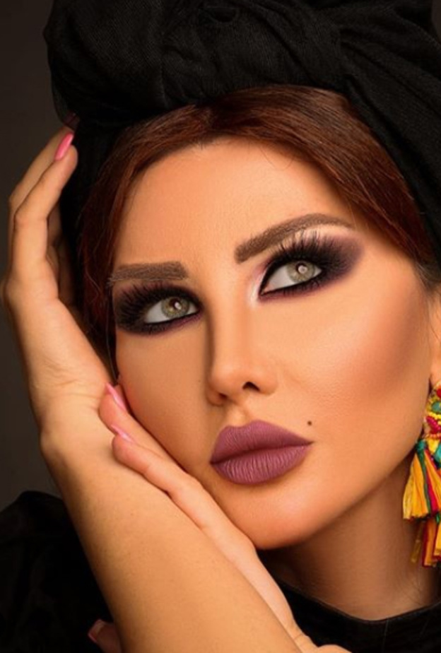 جيني اسبر بمكياج برونزي ناعم