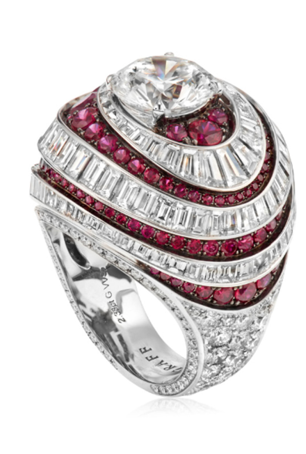 اسوارة فاخرة من الماس واللؤلؤ والياقوت الازرق