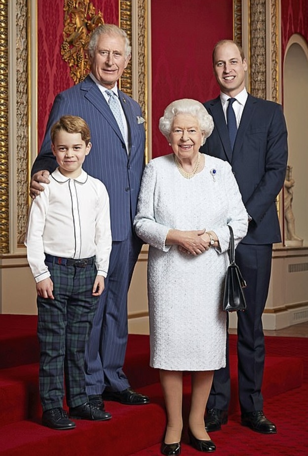 ملكة بريطانيا مع نجلها وحفيدها ونجله