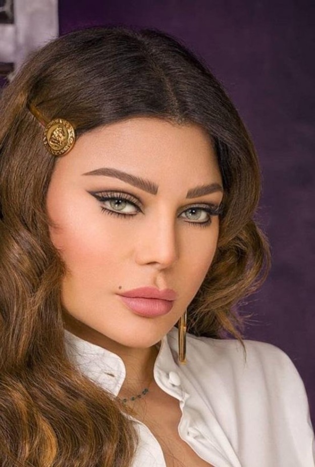  مكياج بالسحنة المضيئة وأحمر الشفاه الحيادي