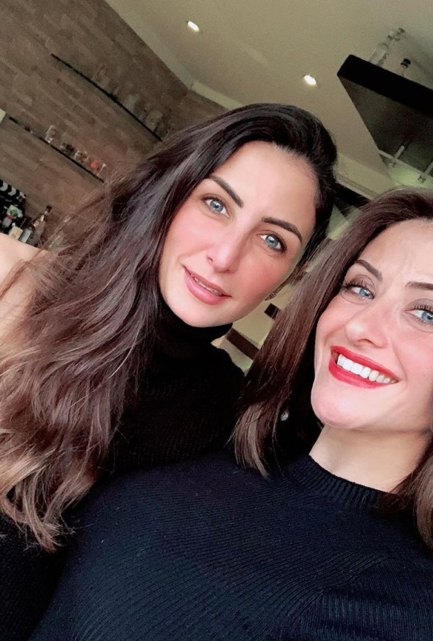 هيدي كرم وشقيقتها 