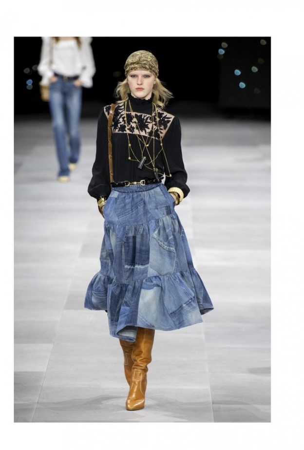 لإطلالة بوهيمية أنيقة تألقي بالتنورة الميدي المزيّنة بالكشاكش من Celine