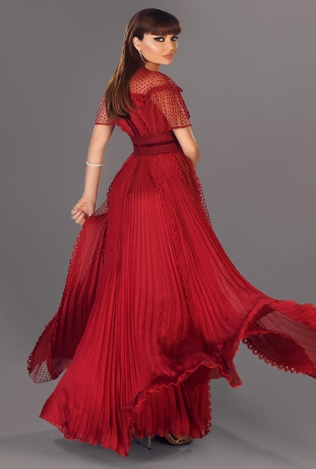 موديلات فساتين محتشمة باللون الأحمر مستوحاة من اطلالات سيرين عبد النور