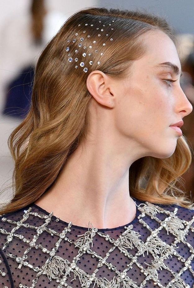 اكسسوارات شعر الستراس الجانبي والبراق من دار Bibhu Mohapatra