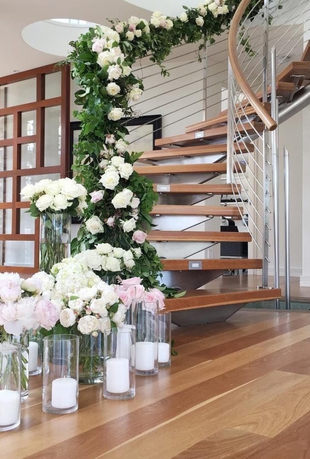  الشموع و الزهور في تزيين درج المنزل للعروسين