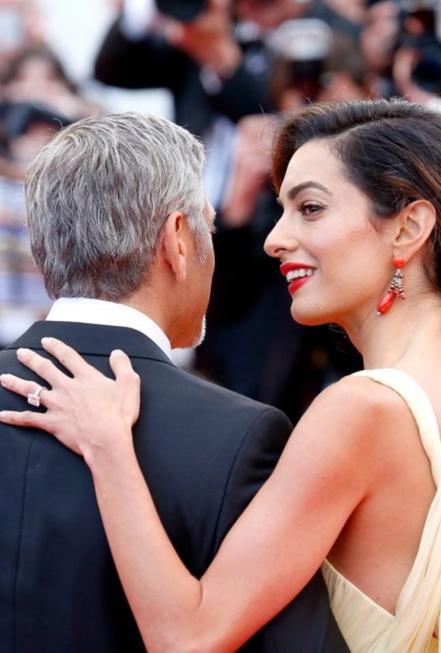 خاتم خطوبة امل كلوني بماسة ضخمة زمردية الشكل