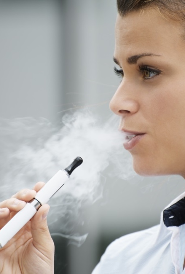 اضرار السيجارة الالكترونية على الاسنان والفم