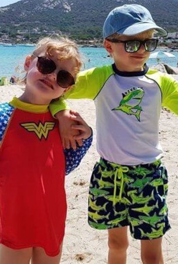  الأميرة تشارلين تنشر صورة جديدة لطفليها التوأم من العطلة الصيفية