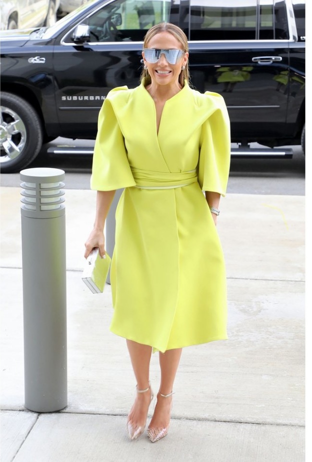 اطلالات كاجوال باللون الاصفر لصيف 2020 من وحي Jennifer Lopez