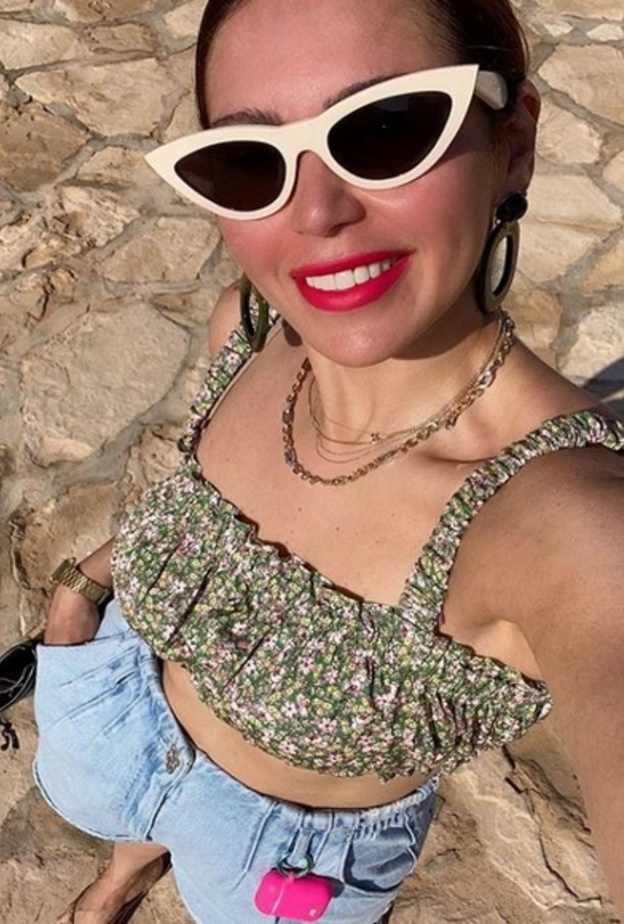 أطلّت بشورت بلون فاتح نسّقت معها كروب توب بنقشة الورود