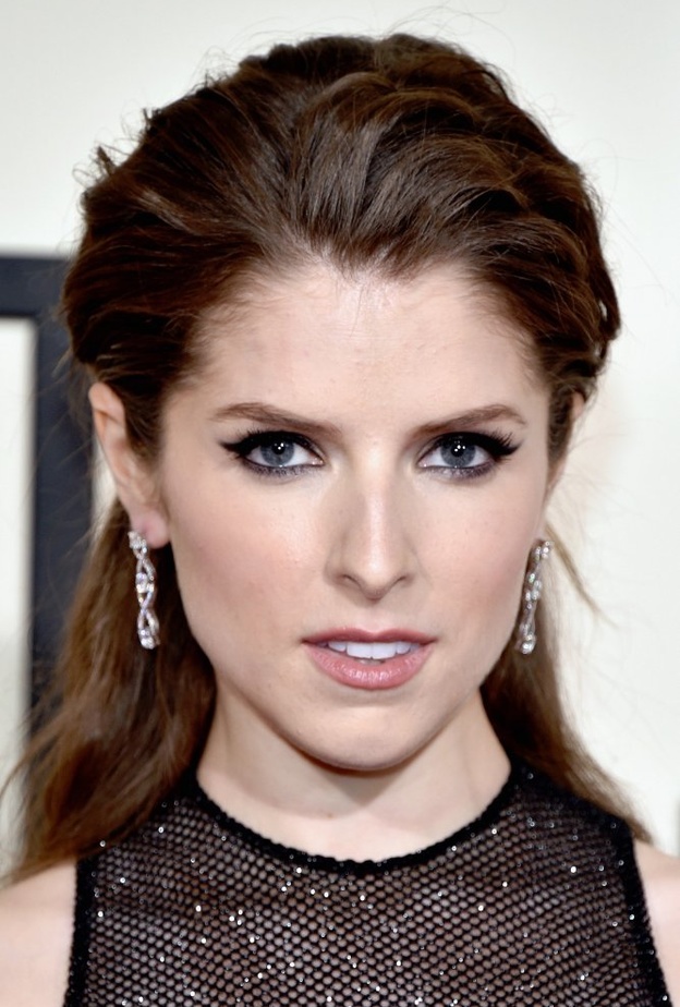 تركز Anna Kendrick على مكياج عيونها