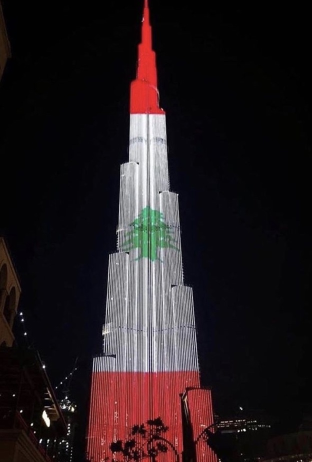 برج خليفة يضيء بعلم لبنان تعاطفا مع أهله بعد الانفجار الرهيب في مرفأ بيروت