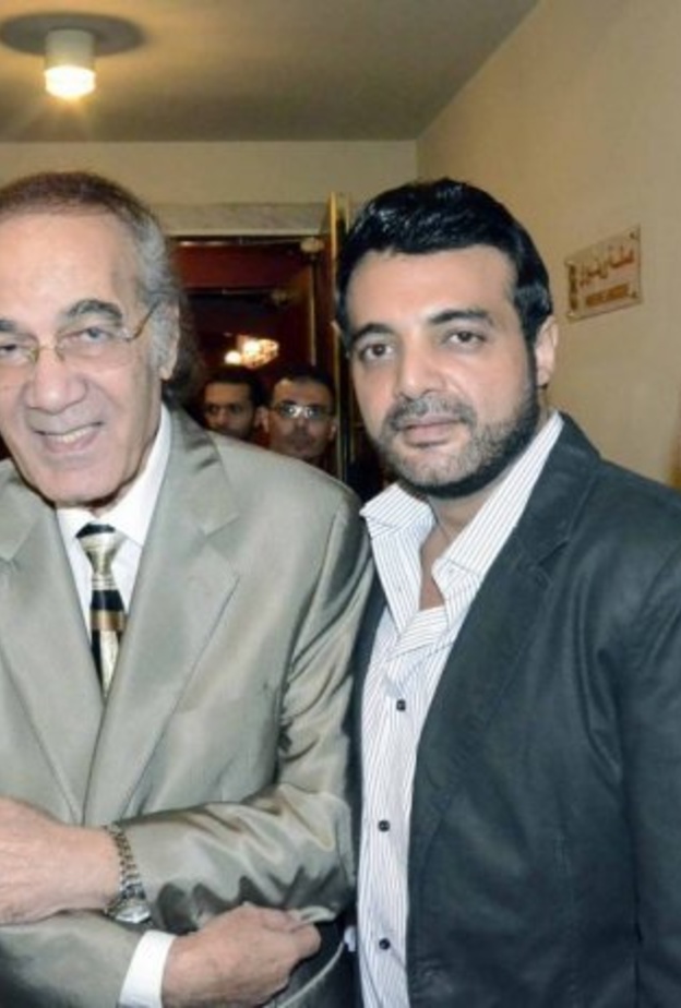 محمود ياسين مع عائلته