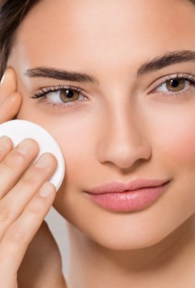 استخدمي التونر كأساس قبل ترطيب البشرة