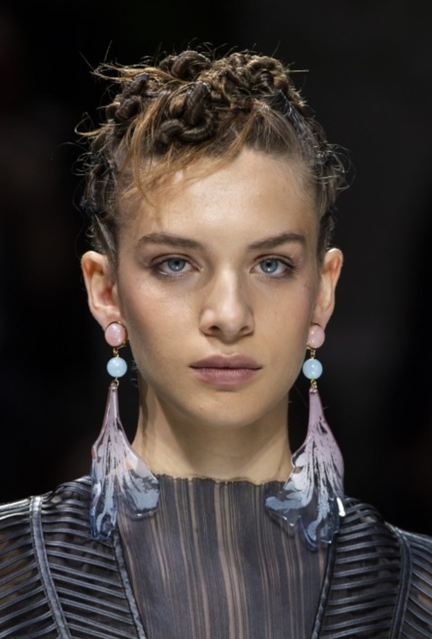 لفتتنا تسريحات شعر Giorgio Armani الغريبة