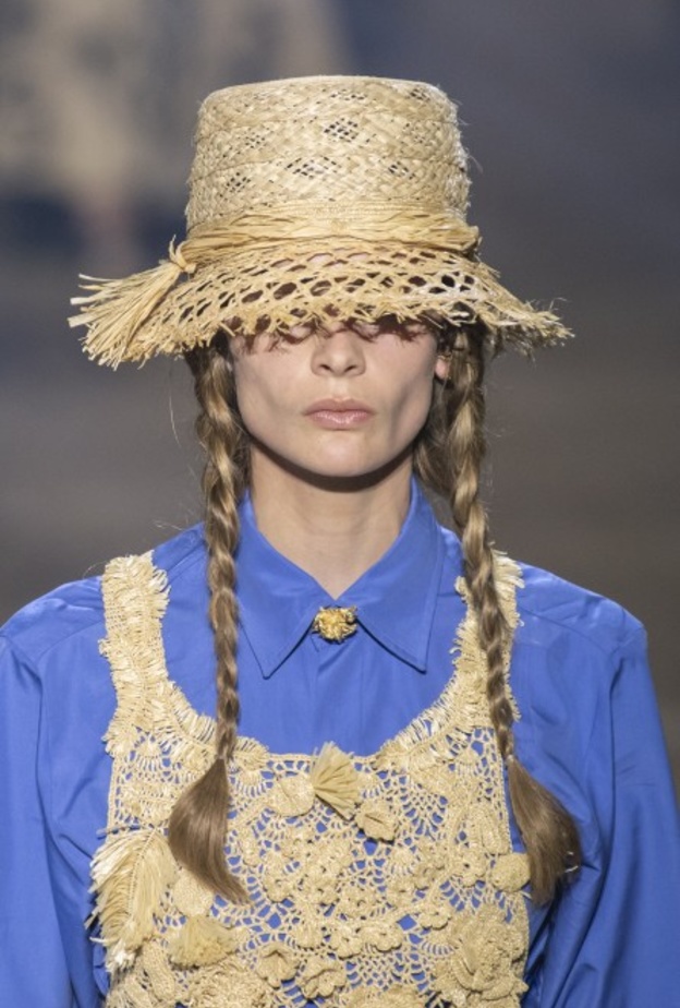 تسريحات شعر لقبعات الرأس  من Dior 