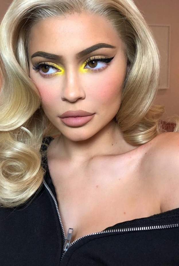 مكياج ملون من وحي كايلي جينر 