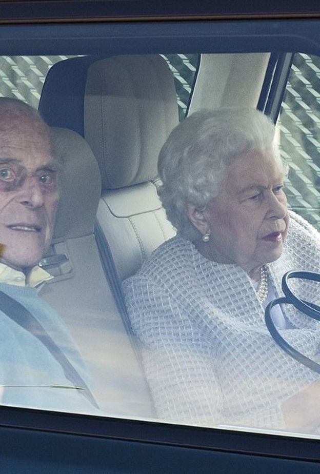 إطلالة ملكة بريطانيا بالأزرق الترابي