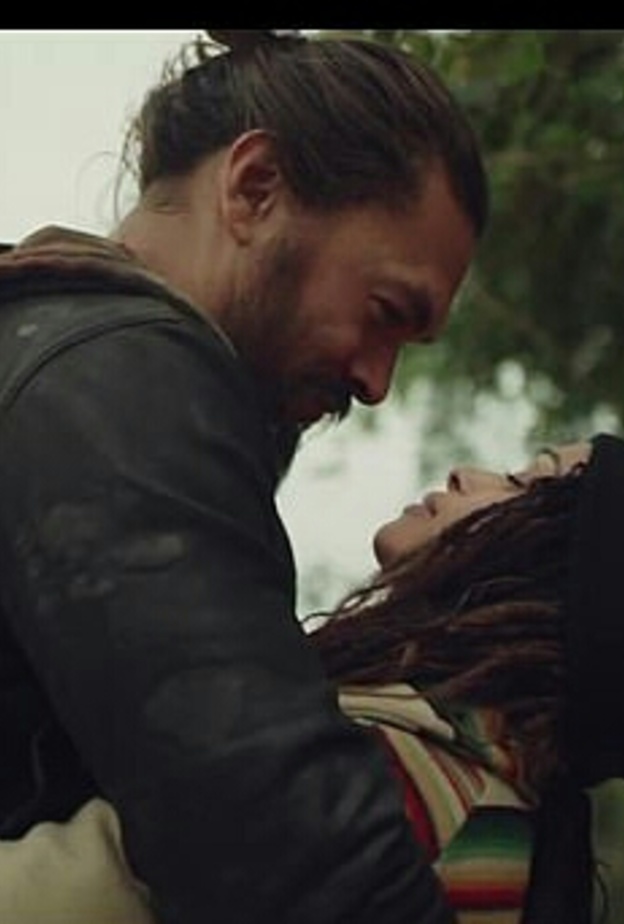 جايسون موموا يفاجئ زوجته بهدية " لا تُنسَى"