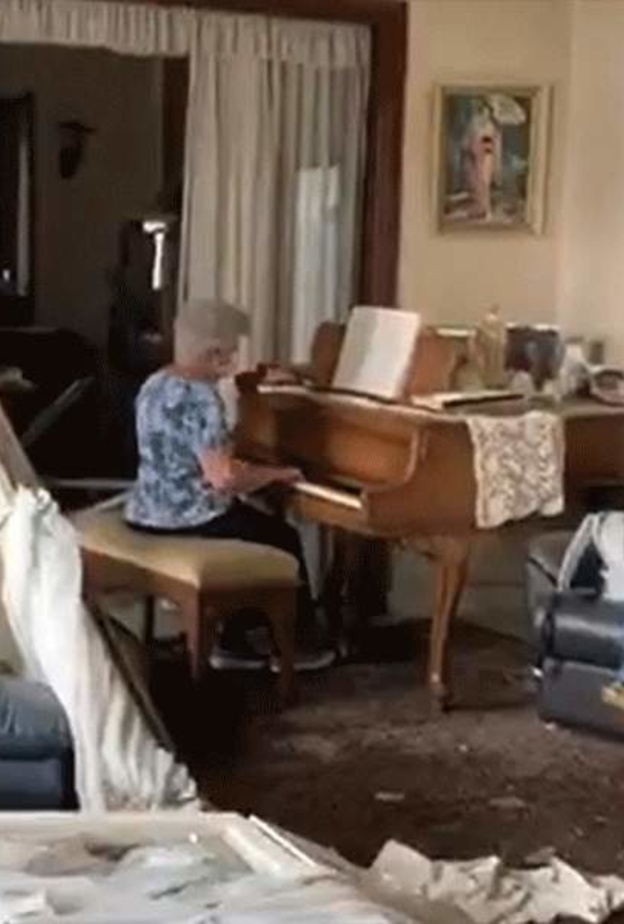 سيدة مسنة تعزف على البيانو