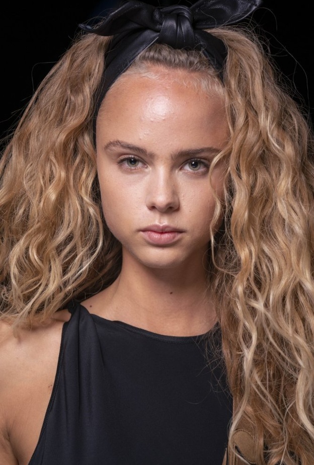 تسريحة شعر مموجة مرحة بأسلوب Rag & Bone