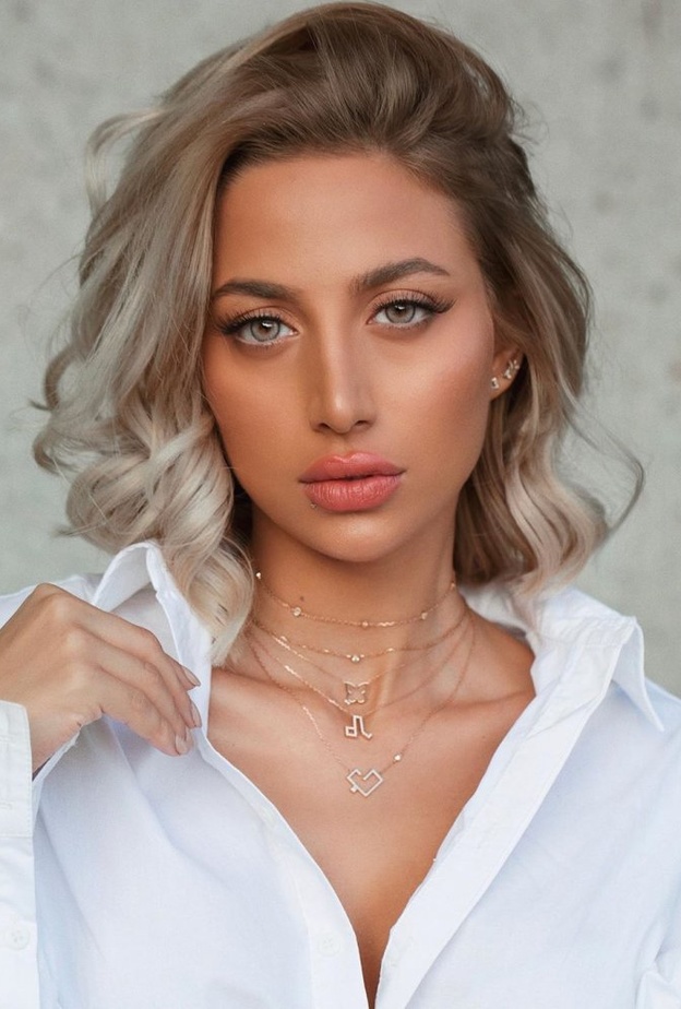 اعتمدت موديل روز مؤخراً تسريحة شعر الكاريه البلاتينية