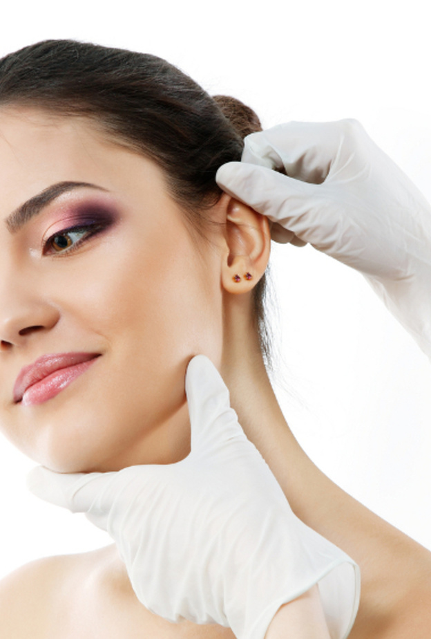 كيف تتم عملية إعادة تشكيل الأذنين وأهم أضرارها