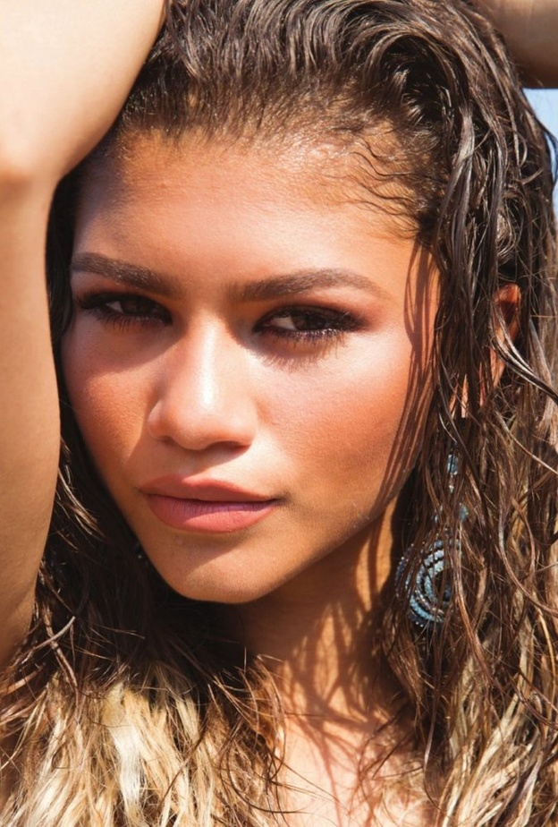 تسريحات شعر مبللة مع الخصل المجعدة على الشاطىء مستوحاة من اطلالات زندايا