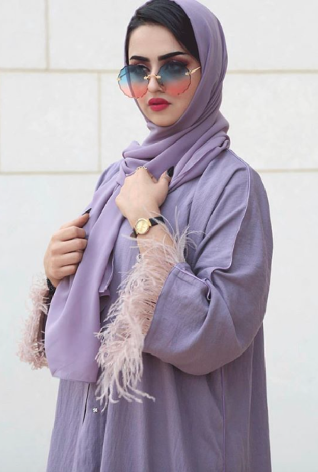 موديلات عبايات خليجية باللون البنفسجي مع لمسات من الريش الرائج على الأكمام