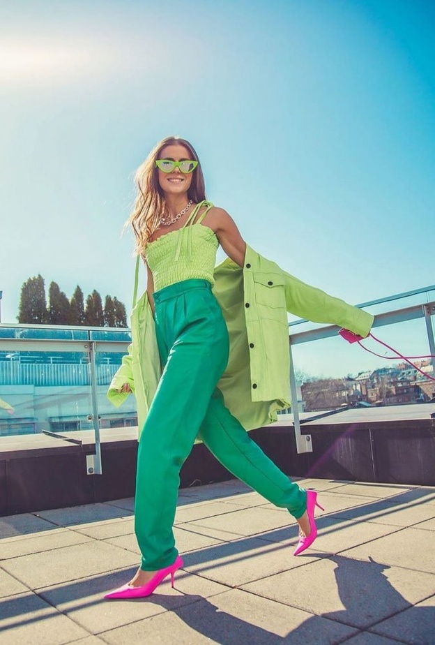 المصممة CYNTHIA ROWLEY نسقت الفستان الطويل مع المعطف باللون الزهري