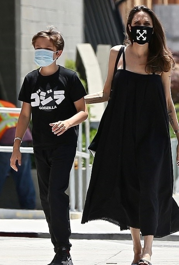  اطلالات انجلينا جولي بموضة الفستان الاسود الواسع