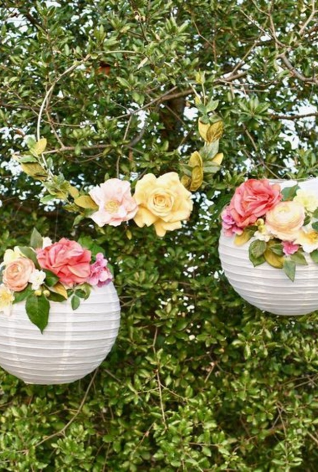 افكار لزينة الاشجار بالمصابيح الورقية