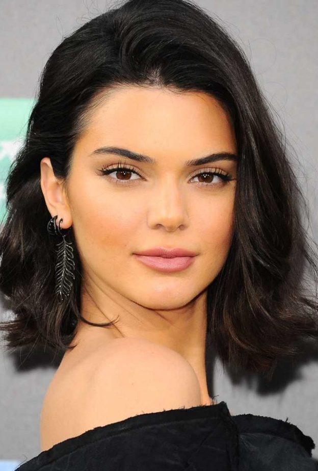  تسريحات شعر كاريه وويفي لخريف 2020 مستوحاة من اطلالات كيندال جينير