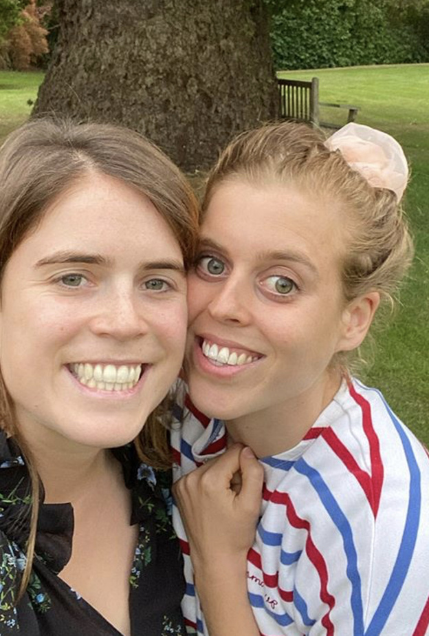 الأميرة يوجيني تنشر صورة باسمة مع شقيقتها الأميرة بياتريس بمناسبة عيد ميلادها