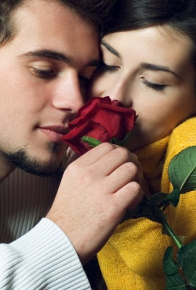  اللمسة الرومانسية تساعده على التخلص من توتره كثيرا