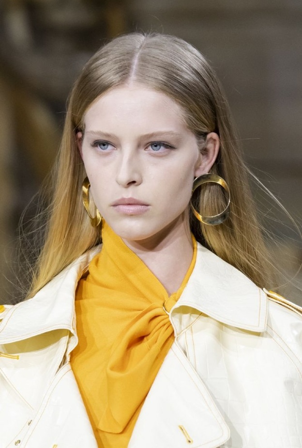 كيفية تنسيق اكسسوارات الاقراط الدائرية والعريضة من Sies Marjan