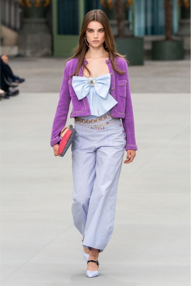  بناطيل لقصيرات القامة بالوان بنفسجية فاتحة من دار Chanel