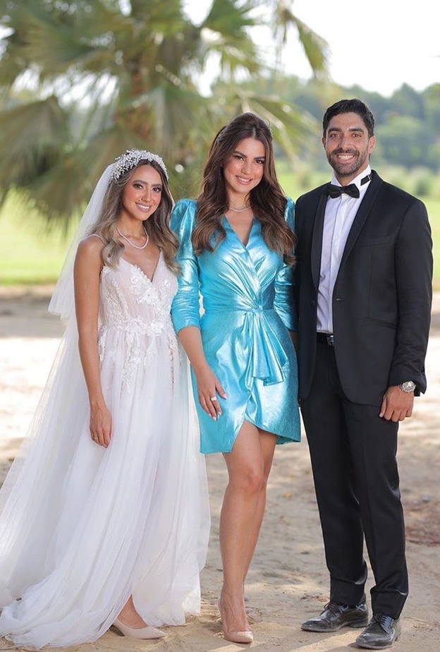 تألقت النجمة درة بفستان قصير باللون الأزرق الميتاليكي