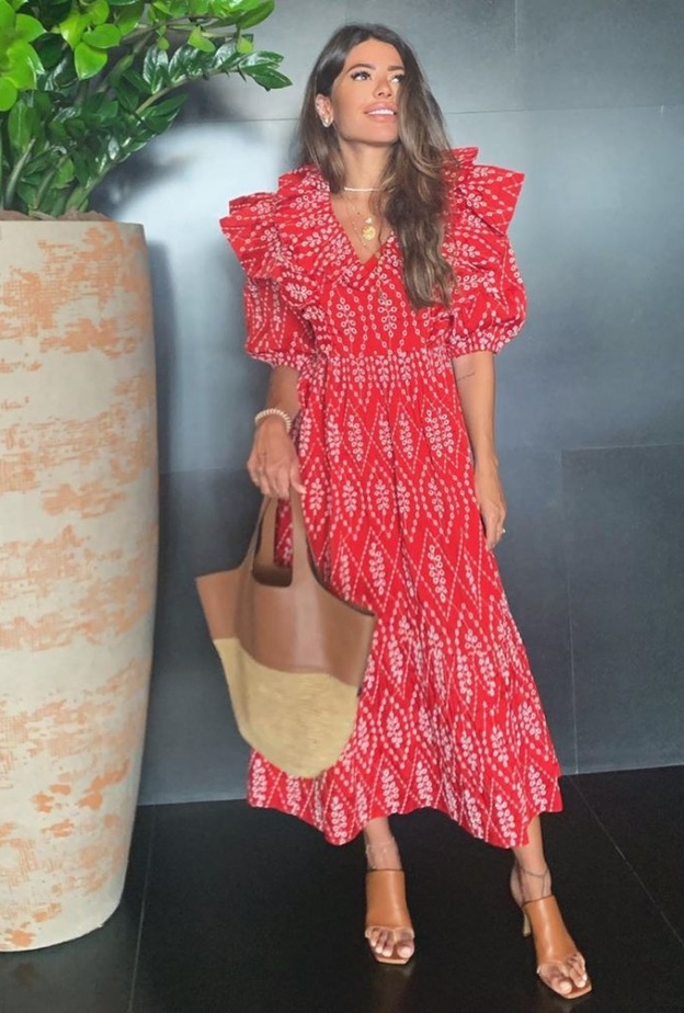 تنسيق فساتين صيفية ذات قصات اكتاف بارزة على الموضة