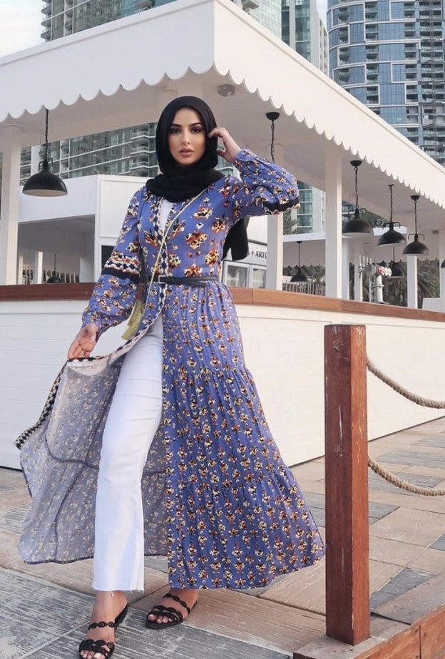  لوك صيفي ذو طابع بوهيمي في البنطلون الأبيض نسقته سهى