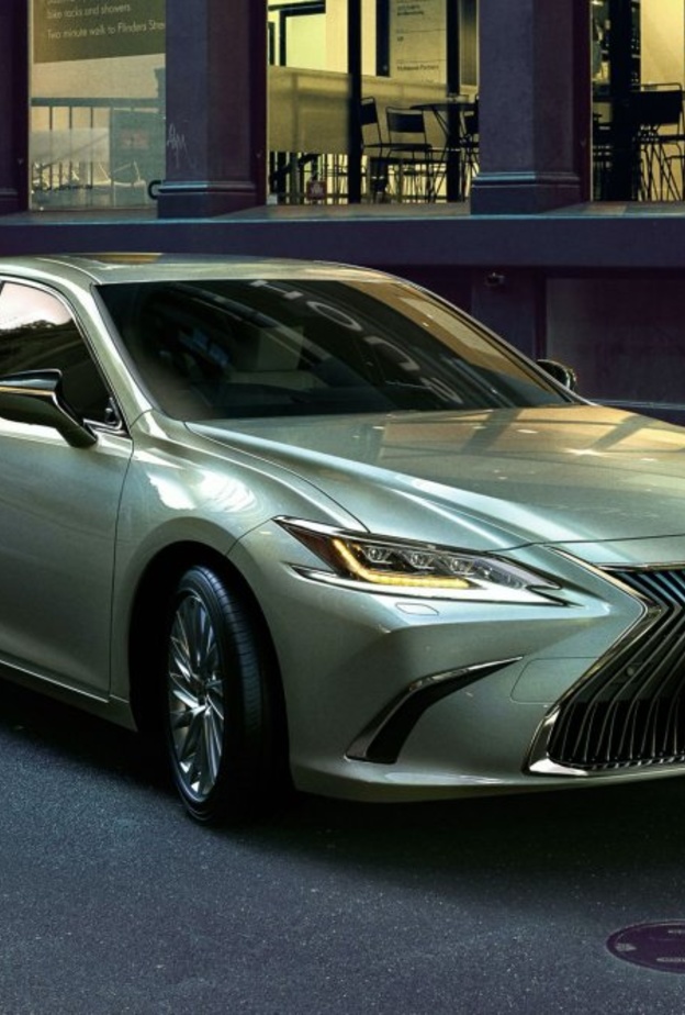  لكزس تستعرض مهارات سيارتها ES موديل 2021