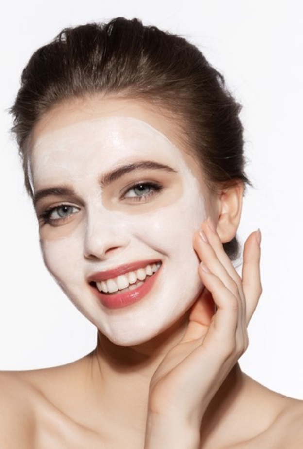  ماسك دقيق الحمص وماء الورد لبشرة مشرقة في الصيف