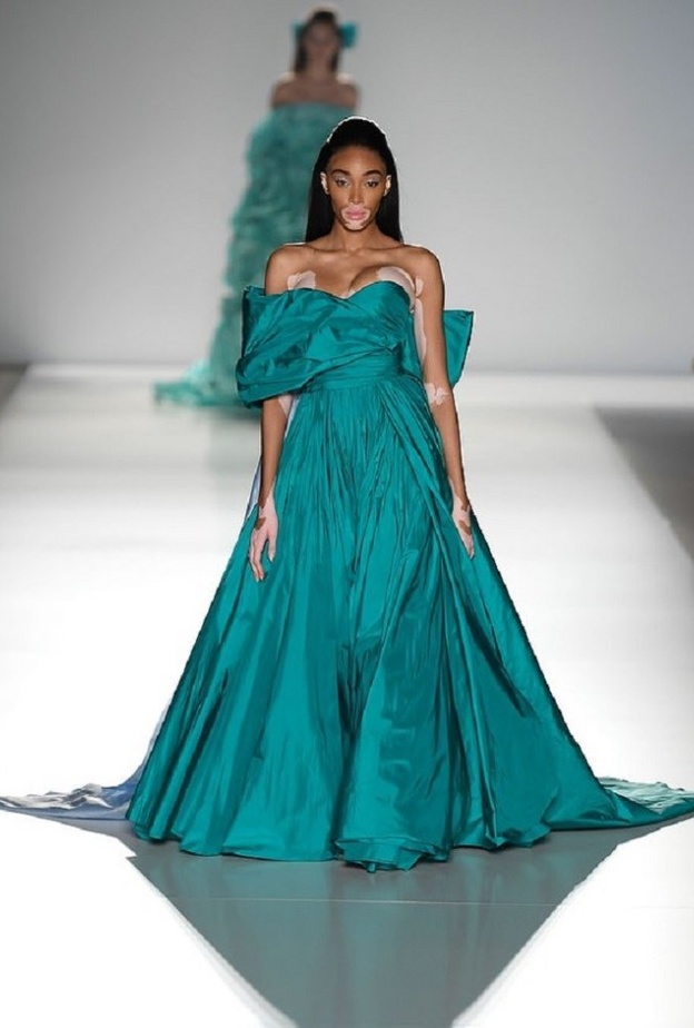 فساتين خطوبة باللون الاخضر من رالف أند روسو