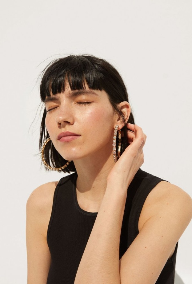  اطلالة الصيف مشرقة مع أقراط hoop