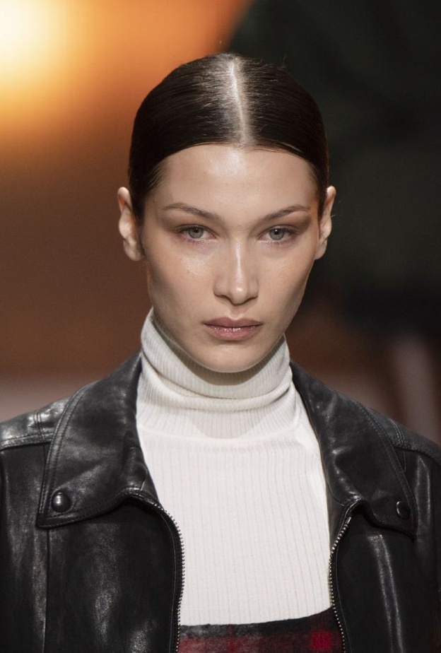 تسريحات شعر طبيعية بفرق وسطي لاطلالتك في خريف 2020 من Tod s