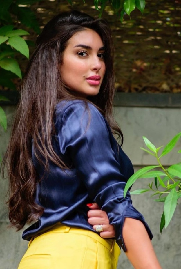 ياسمين صبري بالاصفر في احدث جلسة تصوير بين الطبيعة