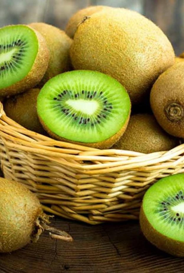 فوائد الكيوي الصحية في علاج السكر وعسر الهضم وكيفية استخدامه